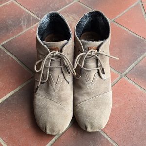 Toms desert wedge booties